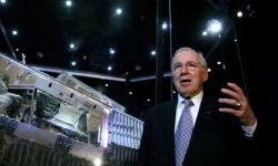 ناسا تعلن رحيل رائد الفضاء جيم لوفيل قائد المهمة أبوللو 13